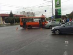 У Львові маршрутка врізалася в легковика, шість людей травмовано