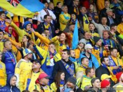 Сине-желтая походка и  Червона рута  . Как украинские фанаты  рвали глотки  в Исландии