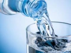 На всей планете питьевая вода загрязнена пластиком