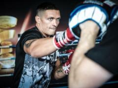 Усик побил Хука и вышел в полуфинал WBSS