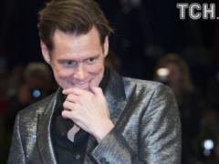 Ушел в отрыв: Джим Керри горячо поцеловал мужчину взасос прямо на фестивале