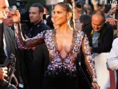 51-летняя Хэлли Берри вышла на красную дорожку в комбинезоне с глубоким декольте