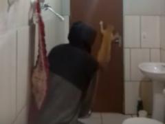 Крыса обратила в бегство парня и его кота, когда те попытались выгнать ее из ванной