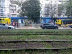 Асфальт провалився навпаки Куренівського ринку