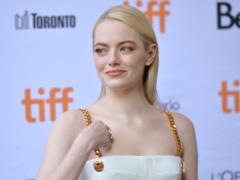 Why did not Emma Stone want to hug Jennifer Lawrence?