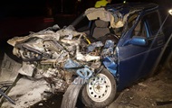 В Киеве ВАЗ врезался в грузовик коммунальщиков
