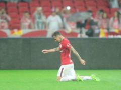 The Brazilian football player on his knees went through the whole field to thank God