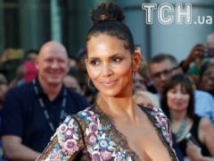 Halle Berry on the toilet bowl thanked originally two million subscribers for attention