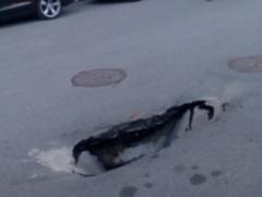 На Грушевського провалився асфальт