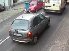 В Польше мужчина разбил витрину и напал на прохожего. Но убежать ему не удалось