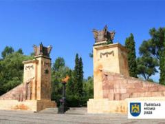 В Львове с Холма славы украли бронзовый венок