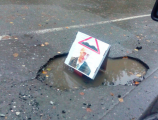 The residents of Kachkanar decorated the road pits with a portrait of the mayor