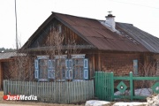 Под Сухим Логом водитель грузовика перевернулся и влетел в жилой дом