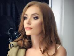 What happens in the family life of Slava Kaminskaya?