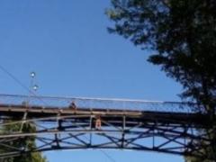 У Києві чоловік погрожує стрибнути з Моста закоханих