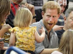 Prince Harry fun amused the girl who furtively enjoyed his popcorn