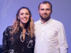 Джамала з білими кучерями в короткій сукні на підборах прийшла на відкриття кав ярні чоловіка