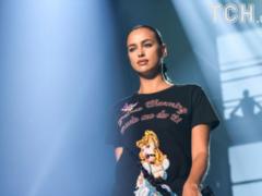 Ірина Шейк в плаття з декольте позувала на піску для глянцю