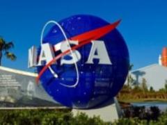 NASA показало фото гигантского треснувшего айсберга