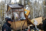 «Склався, немов картковий». П'яні рибалки підірвали літній будиночок на березі Волчихинского водосховища