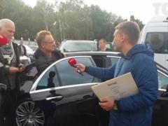В окулярах і з рюкзаком: легендарний Стінг приземлився в Києві