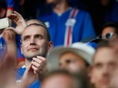 Ничего необычного. Президент Исландии наблюдал за игрой сборной в компании болельщиков