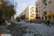 На Мамина-Сибиряка начался последний этап ремонта дороги - рабочие начали класть асфальт