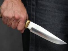 В Черновцах мужчина пытался зарезаться посреди улицы
