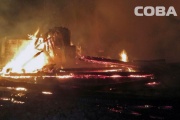 Двенадцать пожарных машин тушили крупный пожар в коллективном саду под Екатеринбургом.