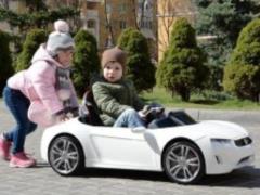 Во Львове ребенок на электромобиле сбил пенсионера