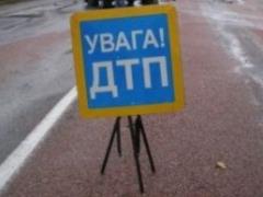 В Ровно автомобиль влетел в остановку, есть пострадавшие
