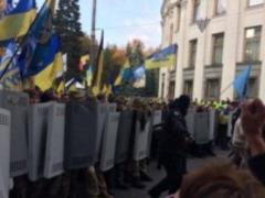 Под Радой активисты подрались с полицией