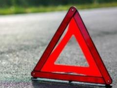 На Житомирщине микроавтобус въехал в отбойник: погиб человек