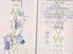Гражданин Белоруссии не смог въехать в Украину из-за детских рисунков в паспорте