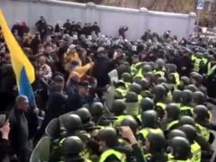 Опубликовано видео нападения  мирных протестующих  на гвардейцев под Радой