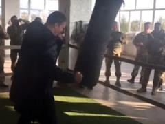 Усик посетил бойцов АТО на передовой в Марьинке