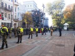 Полиция уговаривает митингующих под ВР перенести палатки в Мариинский парк