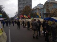 Около 150 человек остаются под Радой