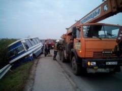 Под Ровно рейсовый автобус слетел с трассы, протаранив отбойник