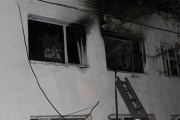 Причиной пожара в Реже, где погибли три человека, могло стать неосторожное обращение с огнем или замыкание проводки