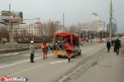 На Макаровском мосту, который откроется через час, рабочие рисуют дорожную разметку.