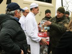 Киевляне продолжают поддерживать гвардейцев, охраняющих порядок в центре города