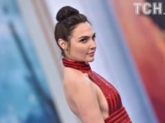 Звезда ленты  Чудо-женщина  Галь Гадот показала роскошную фигуру в боди