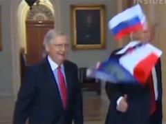 Трампа забросали российскими флажками в здании Сената