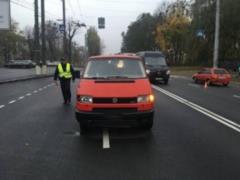 В Виннице микроавтобус сбил двух девушек на пешеходном переходе