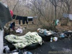 В Харькове женщина жила в лесополосе с грудным ребенком