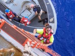 Военные моряки США спасли женщин, которых 5 месяцев носило по Тихому океану