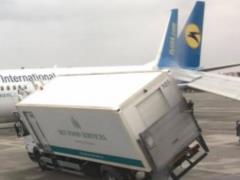 В  Борисполі  вантажівка потрапила під крило літака