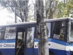 У Херсоні в стовп врізався автобус з пасажирами: постраждали люди