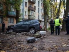 У Дніпрі п яний на Land Cruiser зніс стовп електропередачі